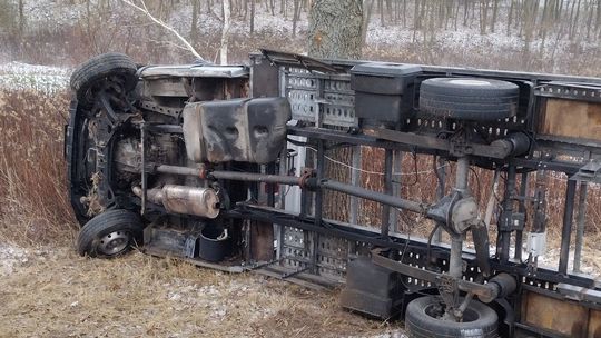 Laweta uderzyła w drzewo. Trudne warunki na drogach i kontrole policji [ZDJĘCIA]