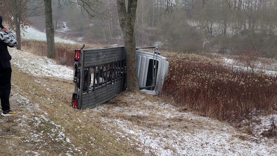 Laweta uderzyła w drzewo. Trudne warunki na drogach i kontrole policji [ZDJĘCIA]
