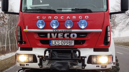 Laweta uderzyła w drzewo. Trudne warunki na drogach i kontrole policji [ZDJĘCIA]