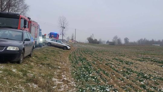 Laweta uderzyła w drzewo. Trudne warunki na drogach i kontrole policji [ZDJĘCIA]