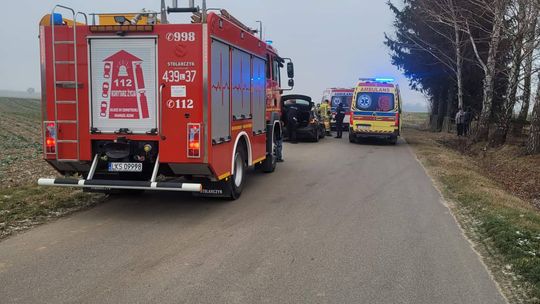 Laweta uderzyła w drzewo. Trudne warunki na drogach i kontrole policji [ZDJĘCIA]