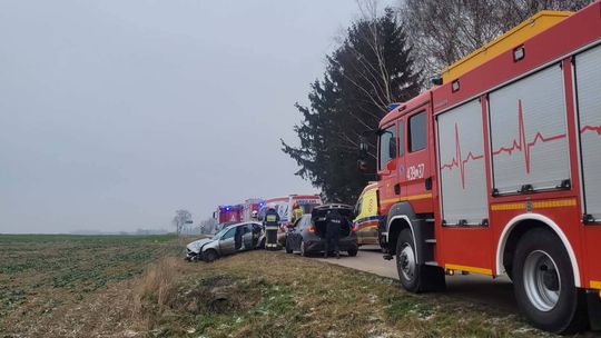 Laweta uderzyła w drzewo. Trudne warunki na drogach i kontrole policji [ZDJĘCIA]