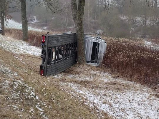 Laweta uderzyła w drzewo. Trudne warunki na drogach i kontrole policji [ZDJĘCIA]
