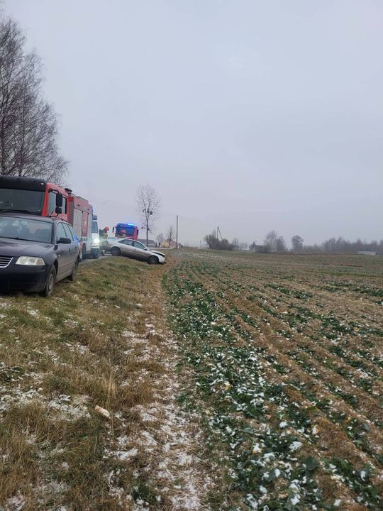 Laweta uderzyła w drzewo. Trudne warunki na drogach i kontrole policji [ZDJĘCIA]