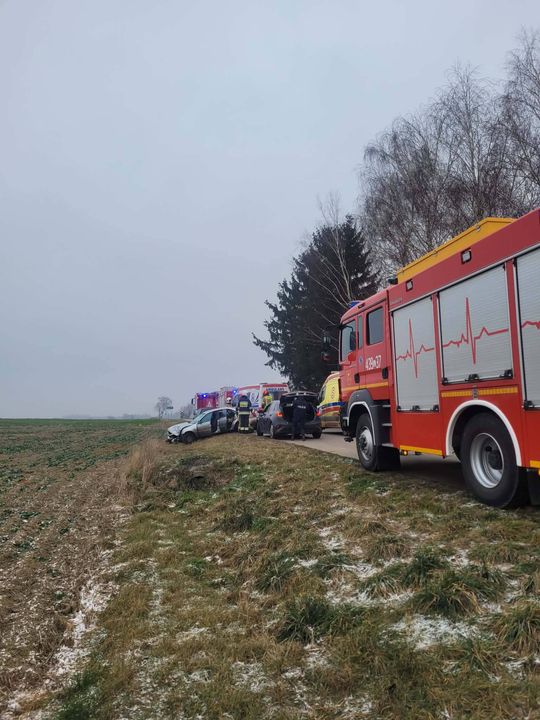 Laweta uderzyła w drzewo. Trudne warunki na drogach i kontrole policji [ZDJĘCIA]