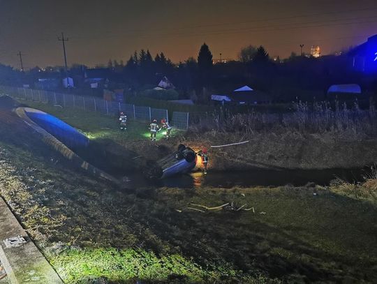 Opel w rzece, kierowcy nie było w środku. Zatrzymano 29-latka [ZDJĘCIA]