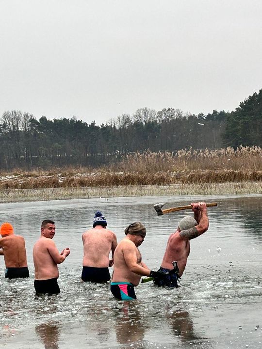Krasnostawskie Karpie świętowały w lodowatej wodzie [GALERIA ZDJĘĆ]