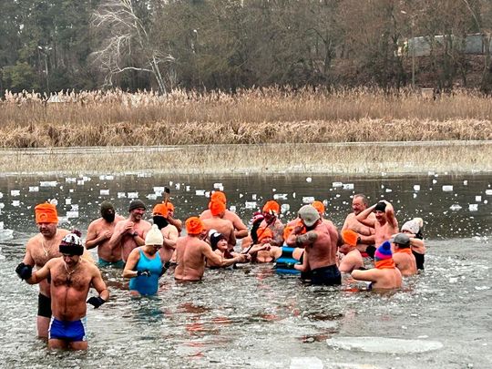 Krasnostawskie Karpie świętowały w lodowatej wodzie [GALERIA ZDJĘĆ]