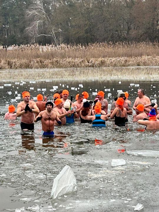 Krasnostawskie Karpie świętowały w lodowatej wodzie [GALERIA ZDJĘĆ]