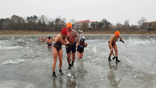 Krasnostawskie Karpie świętowały w lodowatej wodzie [GALERIA ZDJĘĆ]