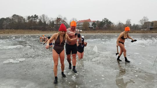 Krasnostawskie Karpie świętowały w lodowatej wodzie [GALERIA ZDJĘĆ]