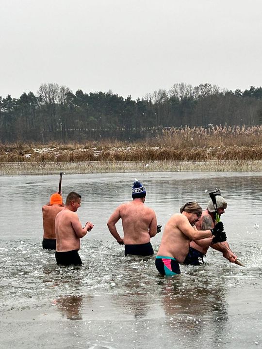 Krasnostawskie Karpie świętowały w lodowatej wodzie [GALERIA ZDJĘĆ]
