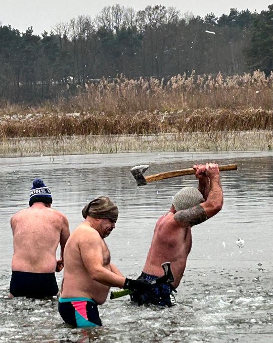 Krasnostawskie Karpie świętowały w lodowatej wodzie [GALERIA ZDJĘĆ]