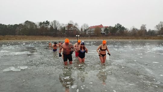 Krasnostawskie Karpie świętowały w lodowatej wodzie [GALERIA ZDJĘĆ]