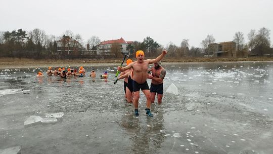 Krasnostawskie Karpie świętowały w lodowatej wodzie [GALERIA ZDJĘĆ]