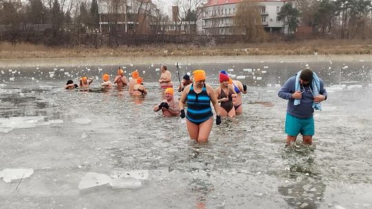Krasnostawskie Karpie świętowały w lodowatej wodzie [GALERIA ZDJĘĆ]