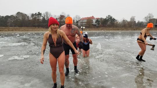 Krasnostawskie Karpie świętowały w lodowatej wodzie [GALERIA ZDJĘĆ]