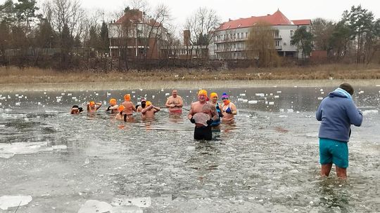 Krasnostawskie Karpie świętowały w lodowatej wodzie [GALERIA ZDJĘĆ]