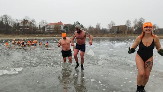 Krasnostawskie Karpie świętowały w lodowatej wodzie [GALERIA ZDJĘĆ]