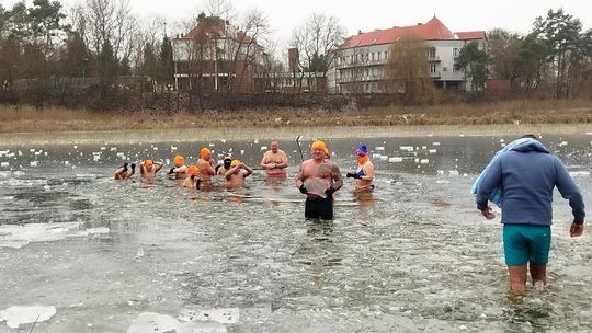 Krasnostawskie Karpie świętowały w lodowatej wodzie [GALERIA ZDJĘĆ]