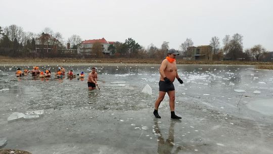 Krasnostawskie Karpie świętowały w lodowatej wodzie [GALERIA ZDJĘĆ]