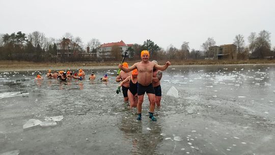 Krasnostawskie Karpie świętowały w lodowatej wodzie [GALERIA ZDJĘĆ]