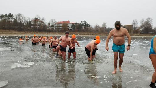 Krasnostawskie Karpie świętowały w lodowatej wodzie [GALERIA ZDJĘĆ]