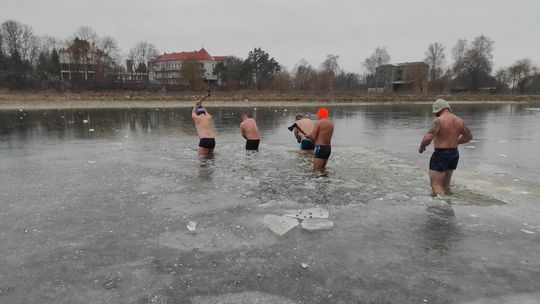 Krasnostawskie Karpie świętowały w lodowatej wodzie [GALERIA ZDJĘĆ]