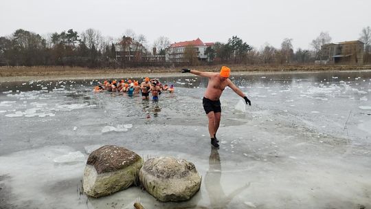 Krasnostawskie Karpie świętowały w lodowatej wodzie [GALERIA ZDJĘĆ]