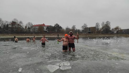 Krasnostawskie Karpie świętowały w lodowatej wodzie [GALERIA ZDJĘĆ]