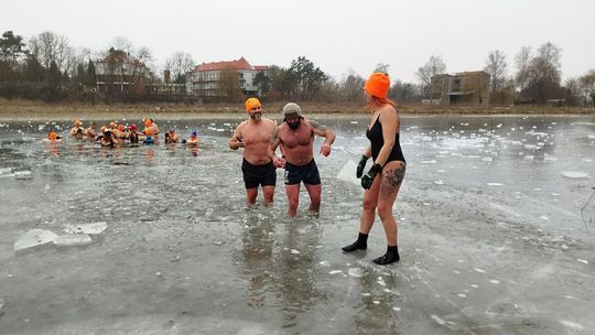 Krasnostawskie Karpie świętowały w lodowatej wodzie [GALERIA ZDJĘĆ]