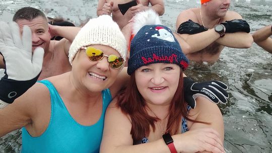 Krasnostawskie Karpie świętowały w lodowatej wodzie [GALERIA ZDJĘĆ]