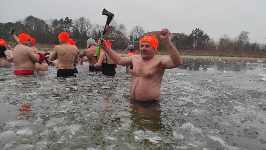 Krasnostawskie Karpie świętowały w lodowatej wodzie [GALERIA ZDJĘĆ]