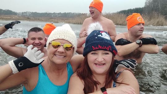 Krasnostawskie Karpie świętowały w lodowatej wodzie [GALERIA ZDJĘĆ]