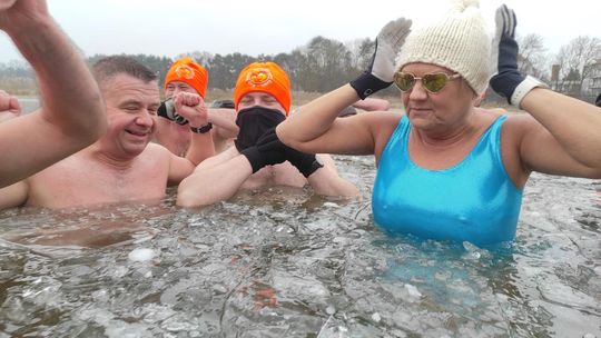 Krasnostawskie Karpie świętowały w lodowatej wodzie [GALERIA ZDJĘĆ]