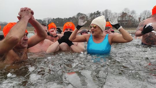 Krasnostawskie Karpie świętowały w lodowatej wodzie [GALERIA ZDJĘĆ]