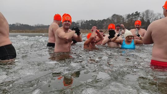 Krasnostawskie Karpie świętowały w lodowatej wodzie [GALERIA ZDJĘĆ]