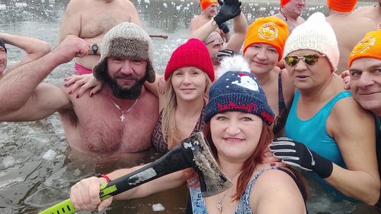 Krasnostawskie Karpie świętowały w lodowatej wodzie [GALERIA ZDJĘĆ]