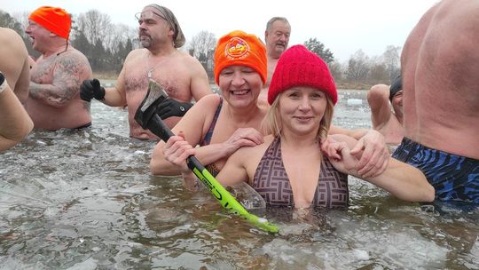 Krasnostawskie Karpie świętowały w lodowatej wodzie [GALERIA ZDJĘĆ]