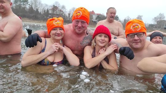 Krasnostawskie Karpie świętowały w lodowatej wodzie [GALERIA ZDJĘĆ]