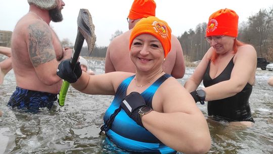 Krasnostawskie Karpie świętowały w lodowatej wodzie [GALERIA ZDJĘĆ]