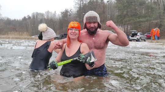 Krasnostawskie Karpie świętowały w lodowatej wodzie [GALERIA ZDJĘĆ]