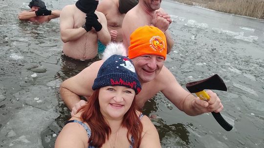 Krasnostawskie Karpie świętowały w lodowatej wodzie [GALERIA ZDJĘĆ]