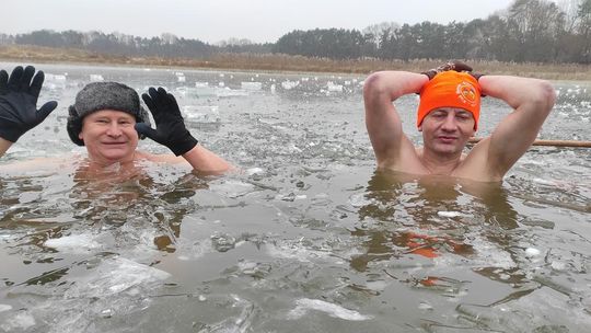 Krasnostawskie Karpie świętowały w lodowatej wodzie [GALERIA ZDJĘĆ]