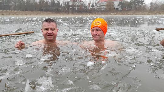 Krasnostawskie Karpie świętowały w lodowatej wodzie [GALERIA ZDJĘĆ]