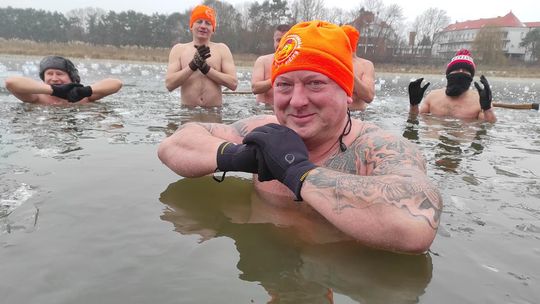 Krasnostawskie Karpie świętowały w lodowatej wodzie [GALERIA ZDJĘĆ]