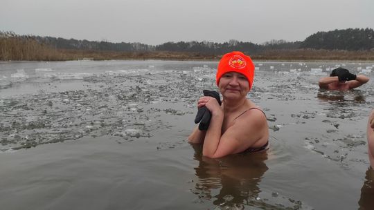 Krasnostawskie Karpie świętowały w lodowatej wodzie [GALERIA ZDJĘĆ]
