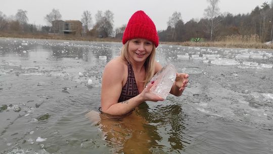 Krasnostawskie Karpie świętowały w lodowatej wodzie [GALERIA ZDJĘĆ]