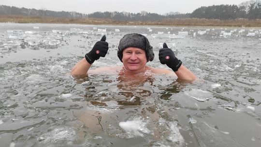 Krasnostawskie Karpie świętowały w lodowatej wodzie [GALERIA ZDJĘĆ]