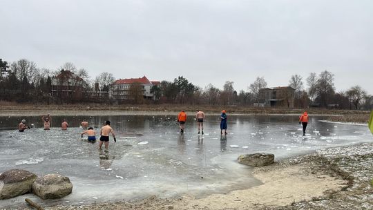 Krasnostawskie Karpie świętowały w lodowatej wodzie [GALERIA ZDJĘĆ]